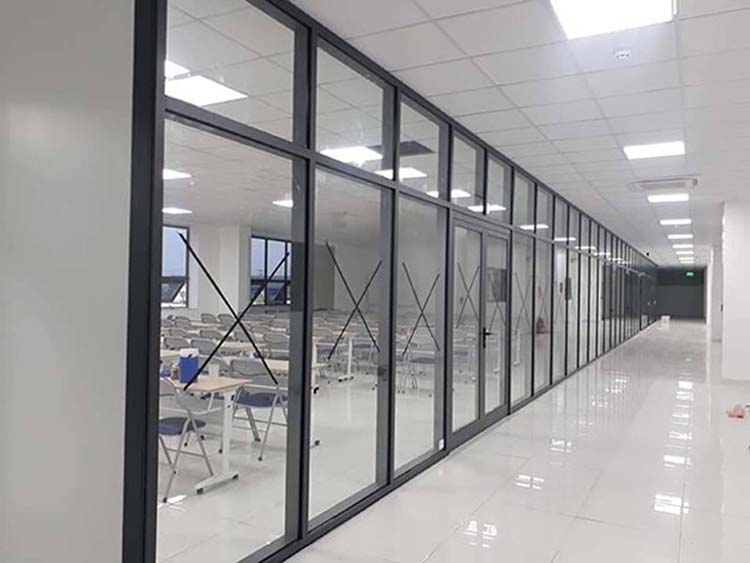 Ứng Dụng Của Nhôm Trong Ngành Xây Dựng Hiện Đại 4 Vách Ngăn Nhôm Kính - một trong các ứng dụng không thể thiểu của nhôm trong xây dựng.